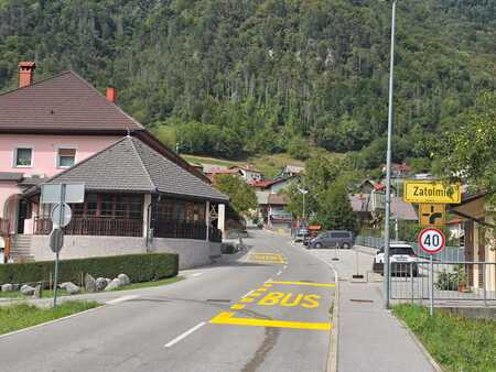Avtobusno postajališče Zatolmin (Mojca Kragelj)